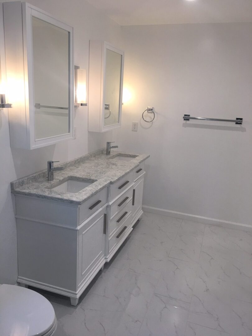 A bathroom with two sinks and mirrors in it